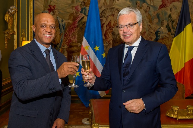 Ministro dos Negócios Estrangeiros e Comunidades e Ministro da Defesa, Dr. Luís Filipe Tavares e o Vice-Primeiro Ministro e Ministro dos Negócios Estrangeiros do Reino da Bélgica, Didier Reynders